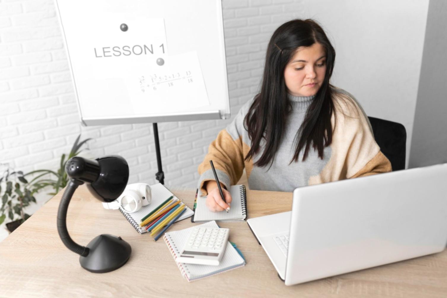 Planeamento financeiro personalizado em ambiente de trabalho profissional
