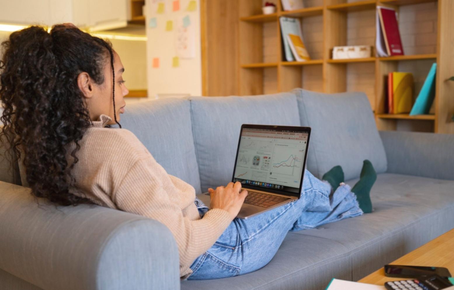 Ambiente de trabalho organizado para gestão financeira pessoal eficaz